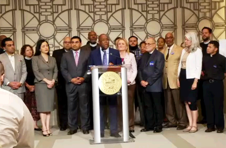 Si es Indocumentado y Necesita Ayuda Debido a Harvey, ¡Pídala!