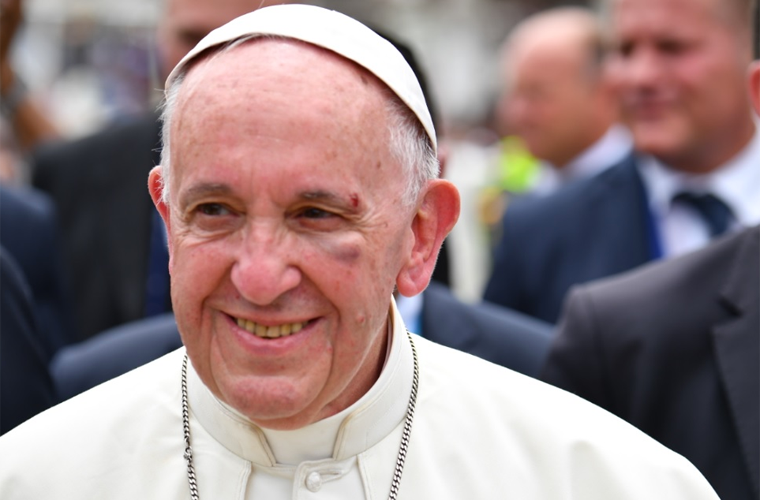 Al Terminar su Viaje a Colombia el Papa Critica a Trump y Sufre Accidente