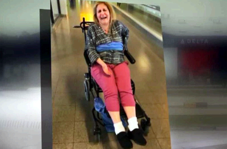 Delta Amarra a Pasajera Enferma Para que Viajara