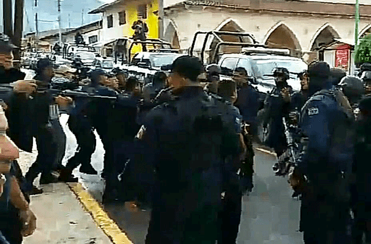 Detienen a Toda la Policía del Municipio de Ocampo en Michoacán, México