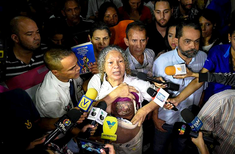 Con un Seno Podrido Protesta en Venezuela
