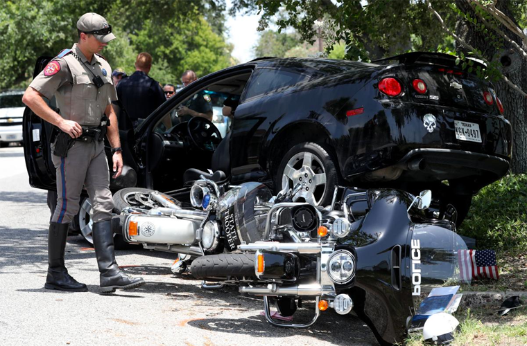 Joven le Pega a 3 Motocicletas de la Policía y Huye en Galveston