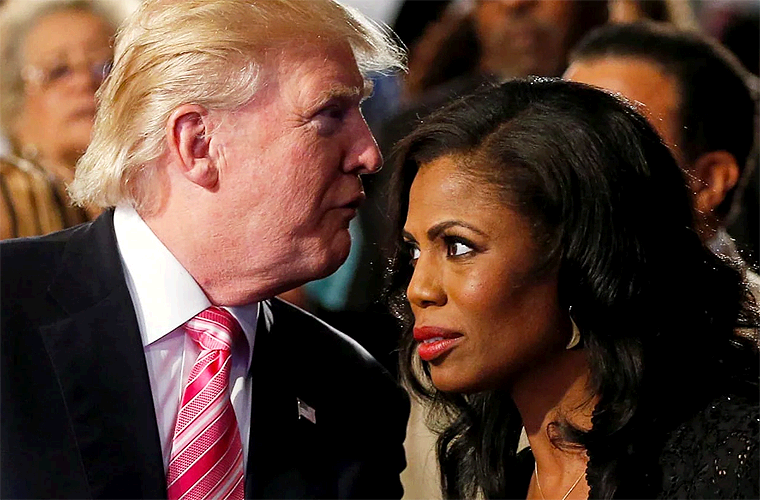 El Libro y Grabaciones de una Aliada de Trump Empiezan Causar Efecto