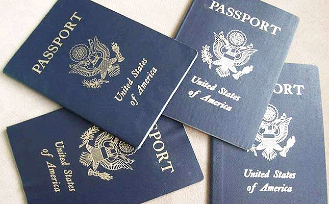 Trump Revoca Pasaportes a Hispanos Porque Cree son Falsos