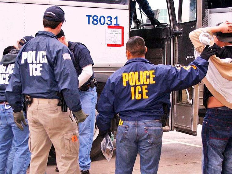 Esposo Arrestaba Inmigrantes y Esposa los Asesoraba