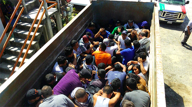 Coyotes Abandonan a 126 Personas en Trailer en Guatemala