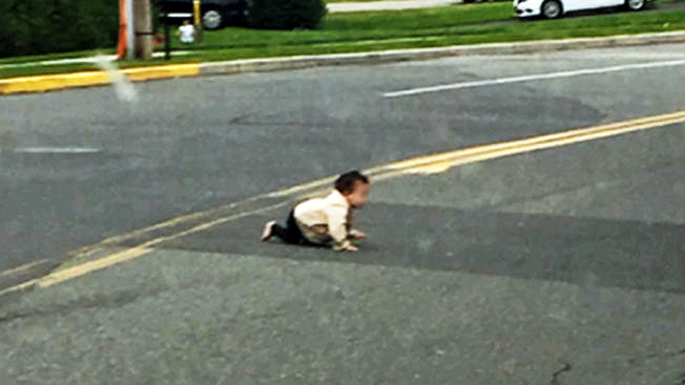 De Película, Encuentran Niño Gateando en Plena Calle
