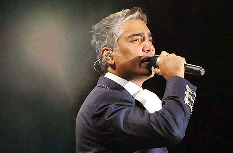 Alejandro Fernández Actual de Forma Extraña en Concierto