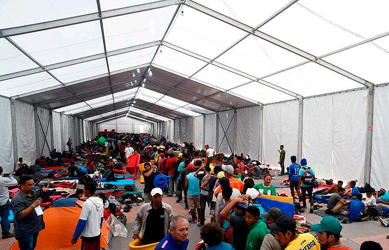 La Policía Militar Llega a la Frontera Armada Mientras más de 4,000 Migrantes se Albergan en la Ciudad de México