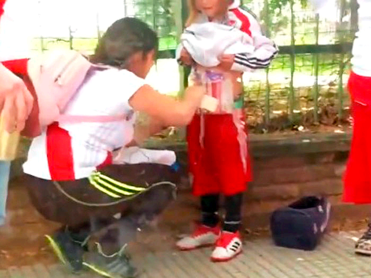 Madre le Pone Bengalas a Hija Antes de un partido de Futbol en Argentina