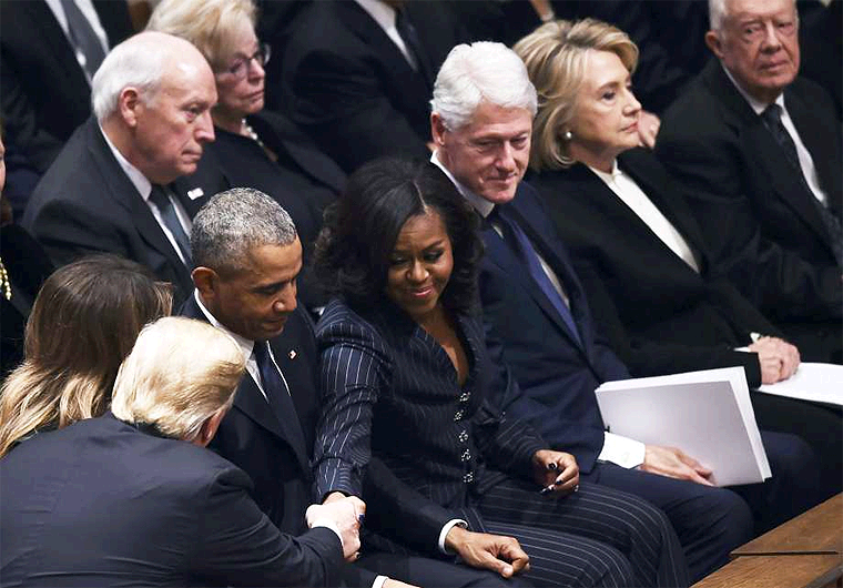Trump deja de Saludar a los Clinton en Funeral