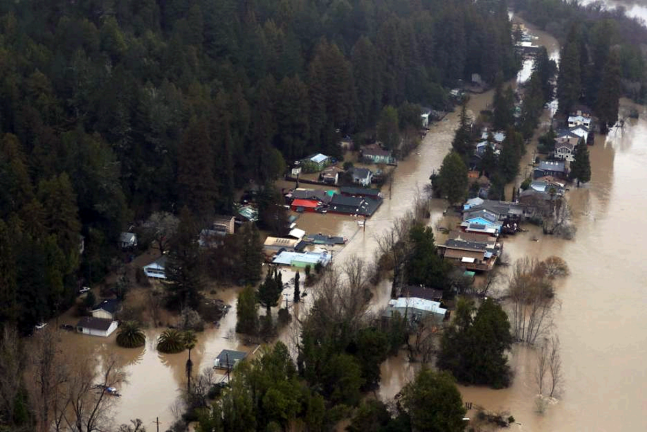 Inundaciones Arrasan Ciudades en California