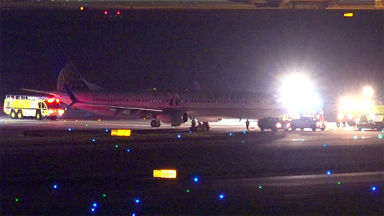 Avión de United Aterriza con Motor en Llamas en Houston