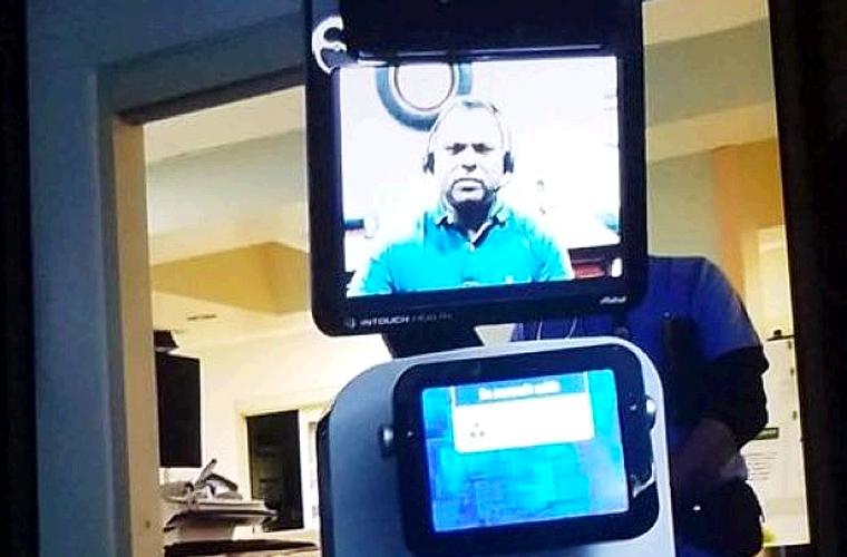 Doctor Utiliza Robot Para Decirle que va a Morir