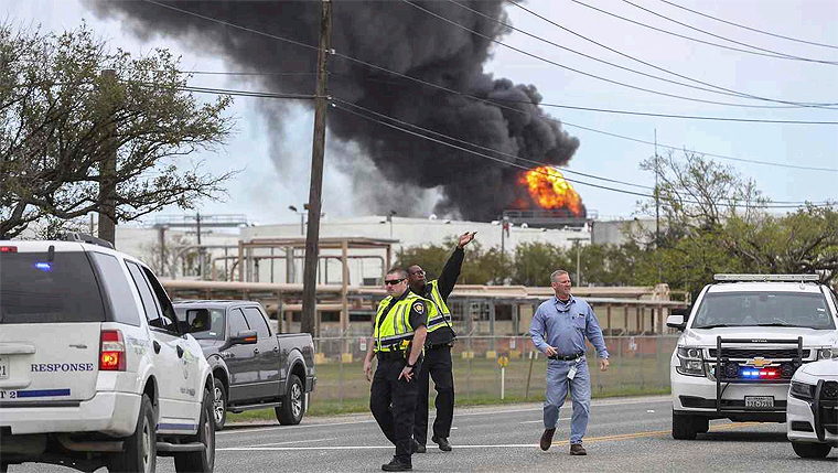 Siguen Ardiendo Tanques en la Planta Química de Deer Park
