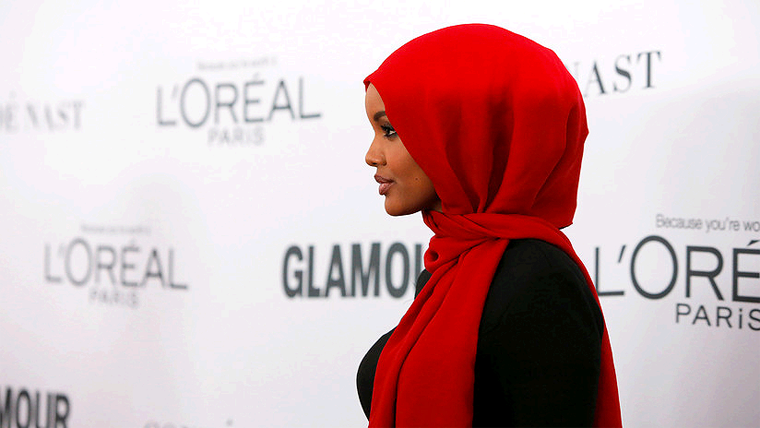 Modelo Musulmana Usa Hyjab y Burkini en Revista Americana