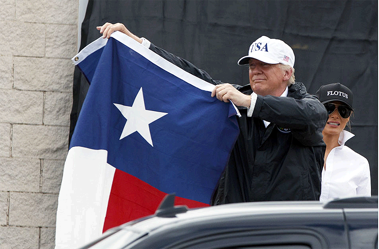 Latinos Prefieren a Trump