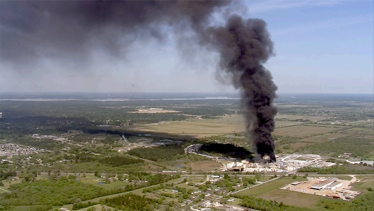 Aunque el Fuego Está Controlado Hubo 2 Muertos y Dos Heridos en Planta Petroquímica en Houston