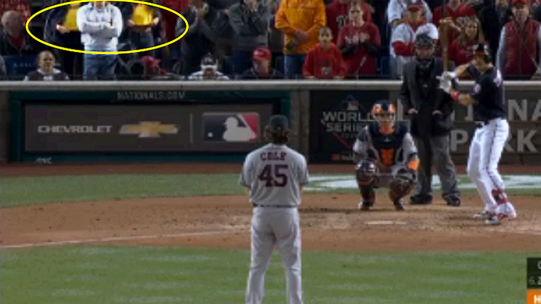 Por Distraer a Pitcher de los Astros Mujeres Muestran sus Pechos