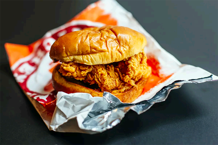 Apuñalan a Hombre por un Sándwich de Pollo de Popeye’s
