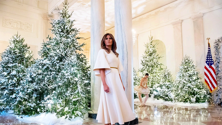 Al Estilo Jackie O, Melania Muestra Decoración Navideña