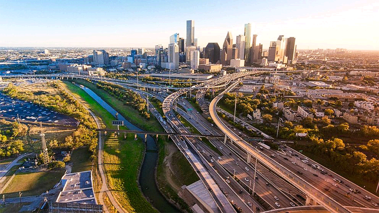 Van Cerca de 99,000 Contagiados en Houston y 1,002 Muertes