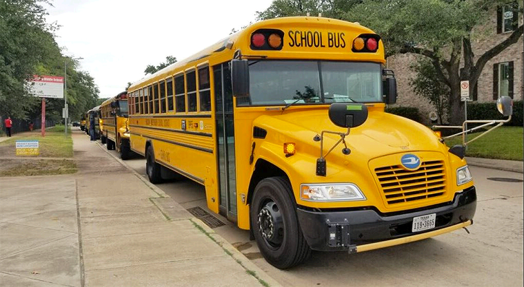 Autobuses de Houston ISD Reparte Frustas a Estudiantes