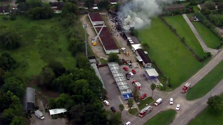 Fuego en Pasadena Daña 15 Bodegas