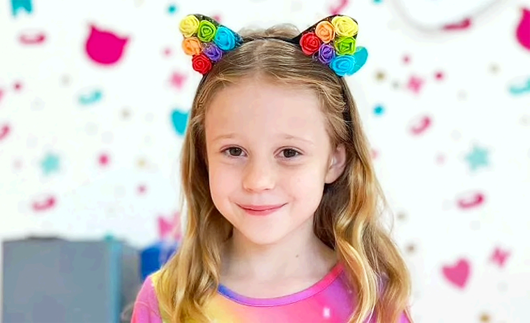 Niña Gana 28 Millones de Dólares Siendo YouTuber