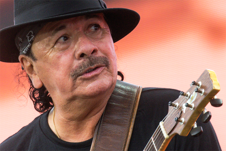 Se Desvanece Carlos Santana en Pleno Concierto