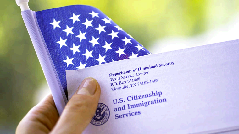 Texas y otros Estados Demandan a Biden por Parole Humanitario Para Ciertos Latinos