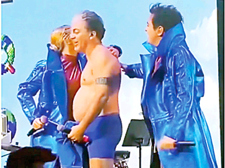Christian Castro se Queda en Calzones en Pleno Concierto