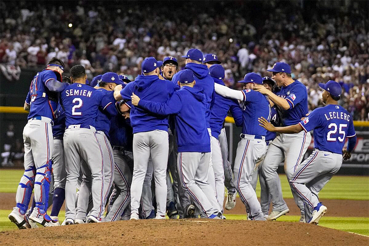 Dallas Texas Rangers Ganan su Primera Serie Mundial de Beisbol