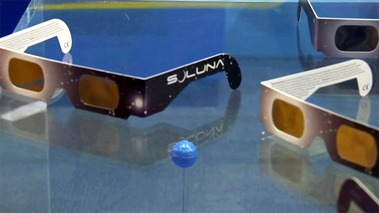 ¿Dónde conseguir lentes para ver el eclipse solar total en Houston?