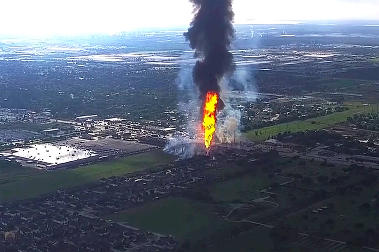 Explota Oleoducto Por Choque de Auto