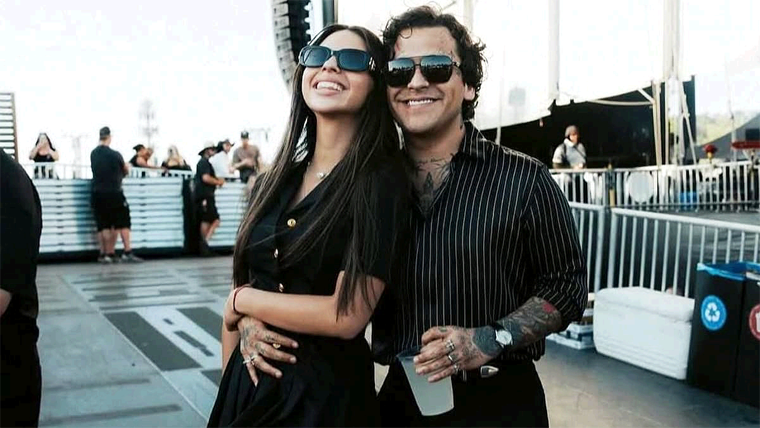 El Consulado de México en Houston comparte imagen de Ángela Aguilar y Christian Nodal renovando su visa
