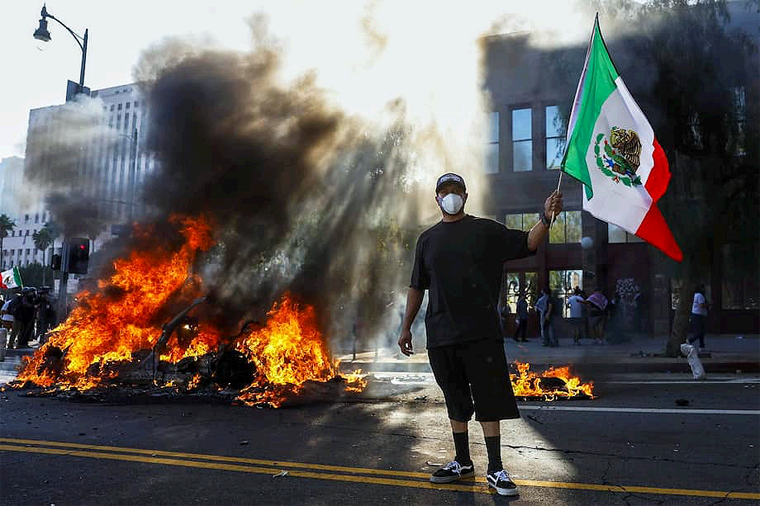 Trump Critíca Muestra de Banderas en Protestas de Los Angeles